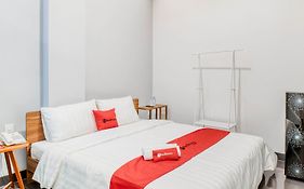 RedDoorz Plus near Taman Ismail Marzuki
