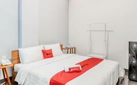 RedDoorz Plus near Taman Ismail Marzuki